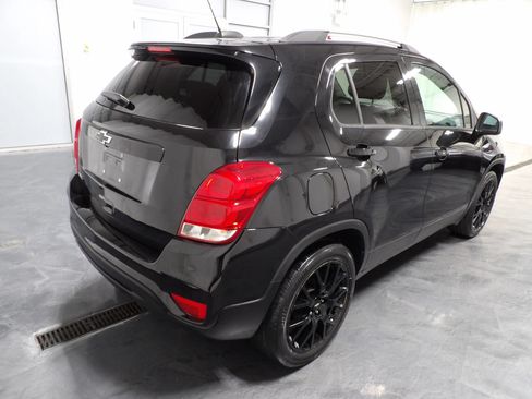 Used 2021 Chevrolet Trax LT w/ Midnight Edition FWD image 3