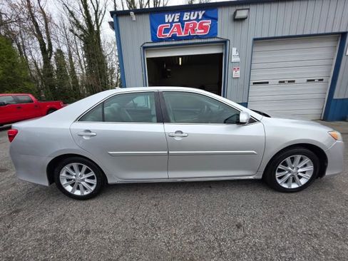 Used 2014 Toyota Camry XLE w/ Leather Package FWD image 4
