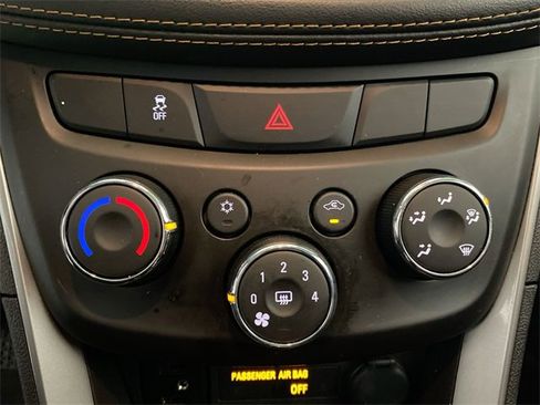 Used 2022 Chevrolet Trax LT w/ LT Convenience Package image 40