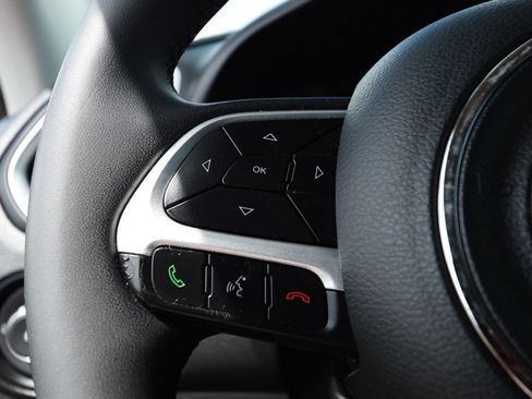 Used 2018 Jeep Renegade Latitude FWD image 11