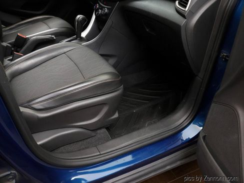 Used 2020 Chevrolet Trax LT w/ LT Convenience Package FWD image 33