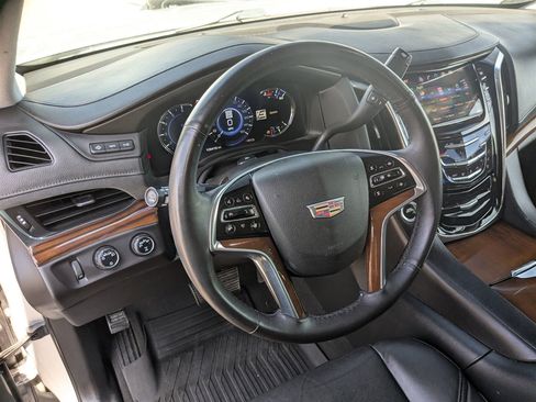 Used 2017 Cadillac Escalade Luxury image 16