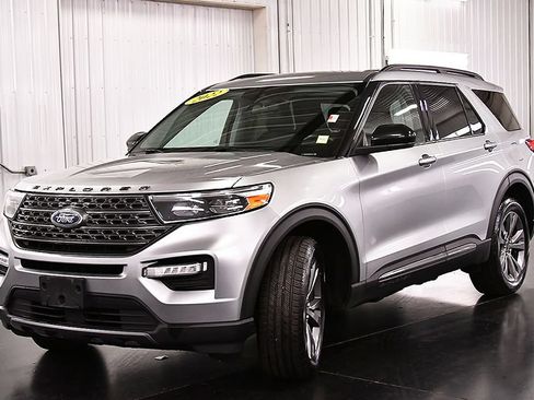Used 2022 Ford Explorer XLT w/ Equipment Group 202A AWD/4WD image 3