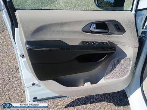 Used 2023 Chrysler Pacifica Touring-L FWD image 20