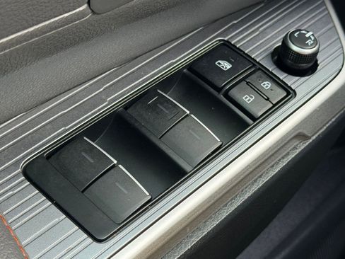 Used 2022 Toyota Sienna XSE FWD image 27