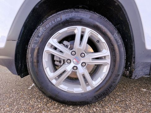 Used 2024 GMC Terrain SLE image 38