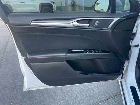 Used 2016 Ford Fusion SE FWD image 11