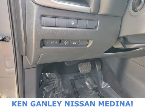 Certified 2025 Nissan Rogue SV image 34