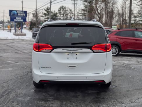 Used 2018 Chrysler Pacifica Touring-L image 10