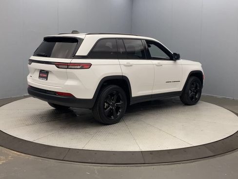 Used 2023 Jeep Grand Cherokee Altitude AWD/4WD image 5