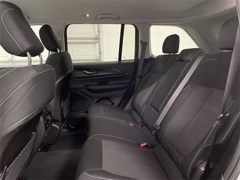 Used 2024 Jeep Grand Cherokee Laredo image 17