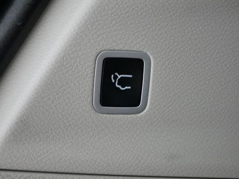 Used 2024 Chrysler Pacifica Touring-L image 13