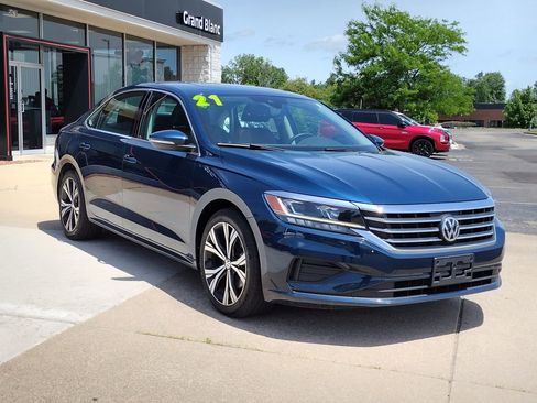 Used 2021 Volkswagen Passat 2.0T SE FWD image 3