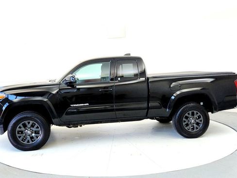 Used 2023 Toyota Tacoma SR5 AWD/4WD image 3