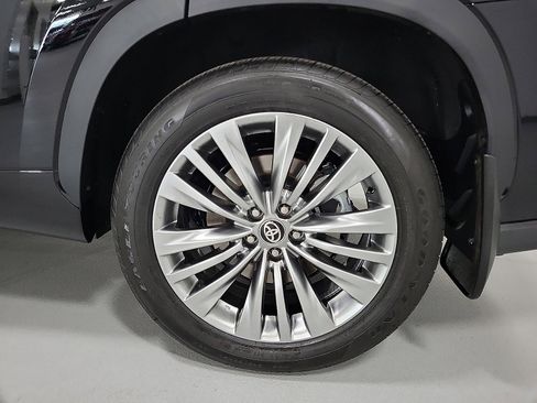 Certified 2026 Toyota Highlander Platinum AWD/4WD image 8