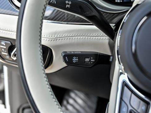 Certified 2022 Bentley Bentayga AWD/4WD image 32