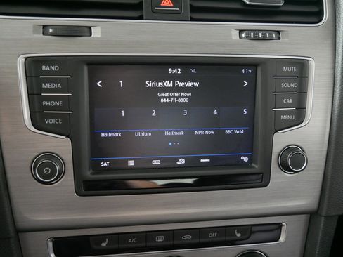 Used 2017 Volkswagen Golf S image 22