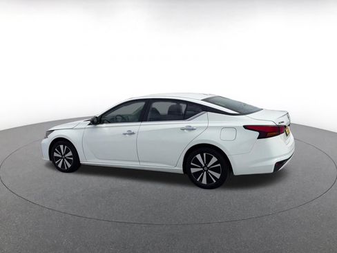 Used 2025 Nissan Altima 2.5 SV FWD image 9
