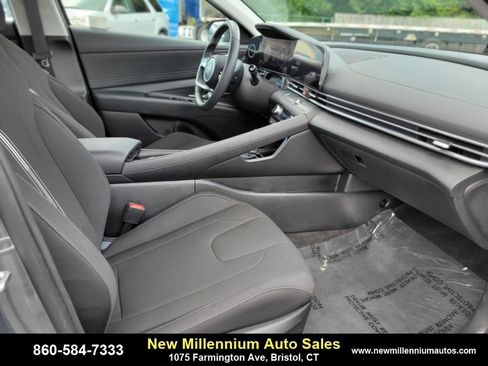 Used 2025 Hyundai Elantra SEL image 11