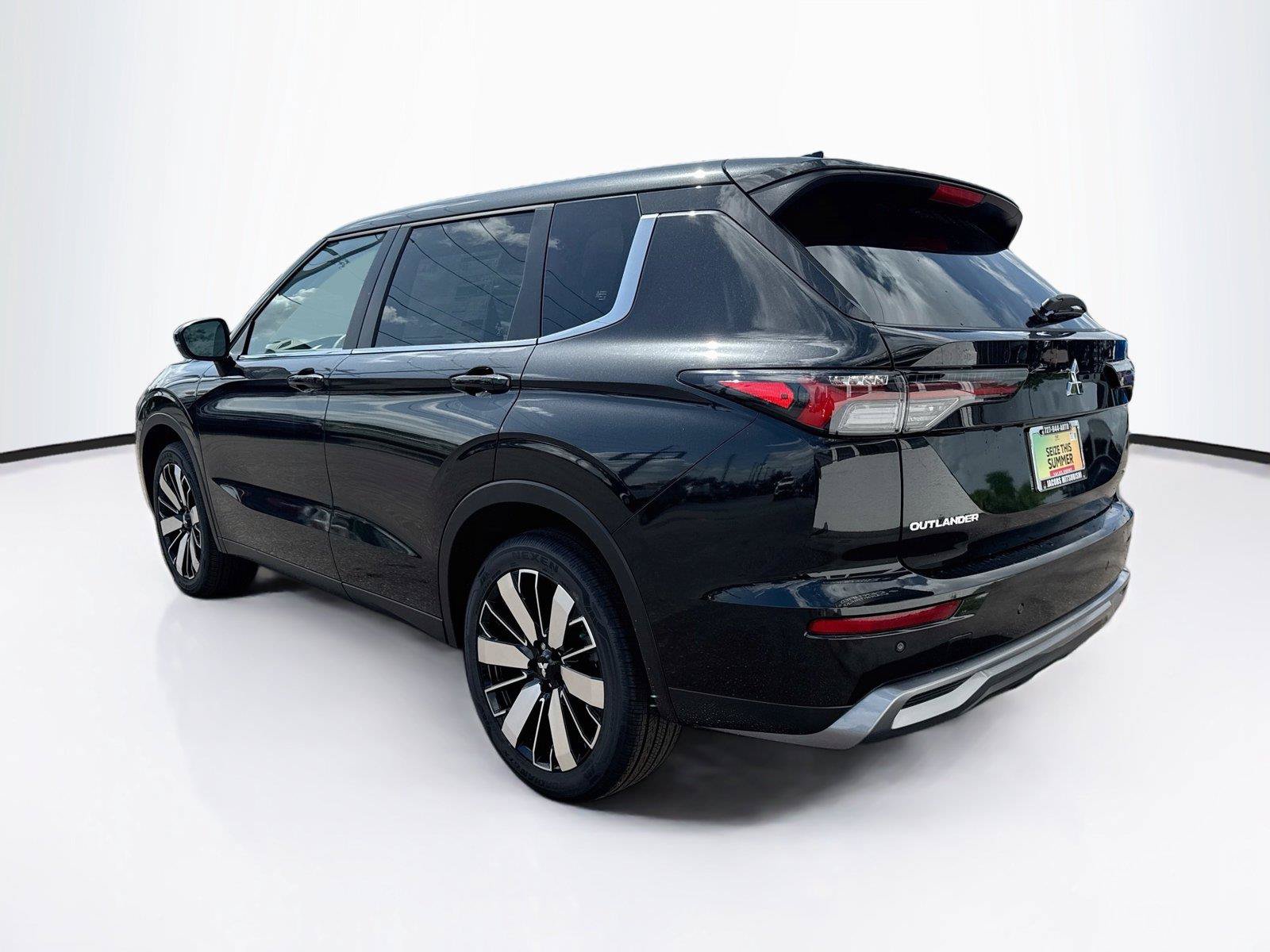 New 2026 Mitsubishi Outlander SE FWD image 3
