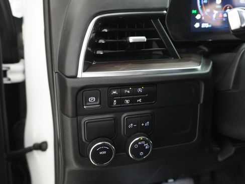 Used 2025 Chevrolet Tahoe LS RWD image 18