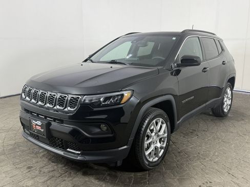 Used 2024 Jeep Compass Latitude w/ Sun and Sound Group AWD/4WD image 3