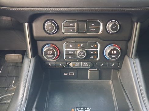 Used 2022 Chevrolet Tahoe Z71 w/ Luxury Package AWD/4WD image 13