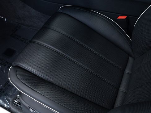 Certified 2025 Bentley Bentayga Extended Wheelbase image 19