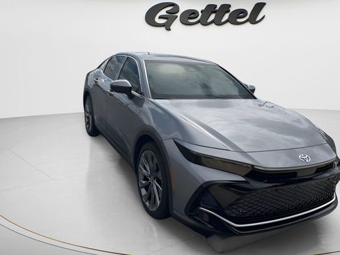 Used 2025 Toyota Crown Limited w/ Advanced Technology Package image 2