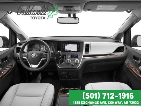 Used 2017 Toyota Sienna XLE Premium image 4
