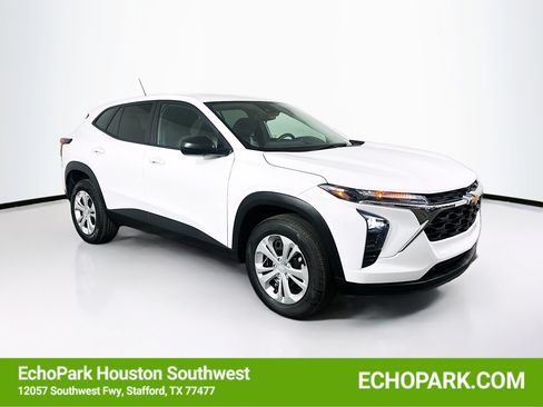 Used 2025 Chevrolet Trax LS FWD image 1