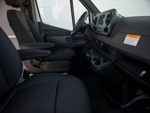 Used 2024 Mercedes-Benz Sprinter 2500 image 31