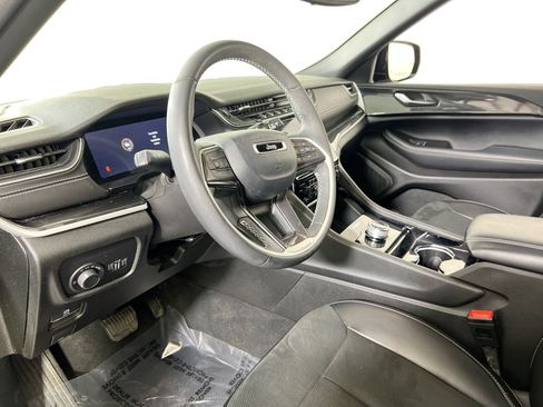 Used 2023 Jeep Grand Cherokee Altitude AWD/4WD image 9