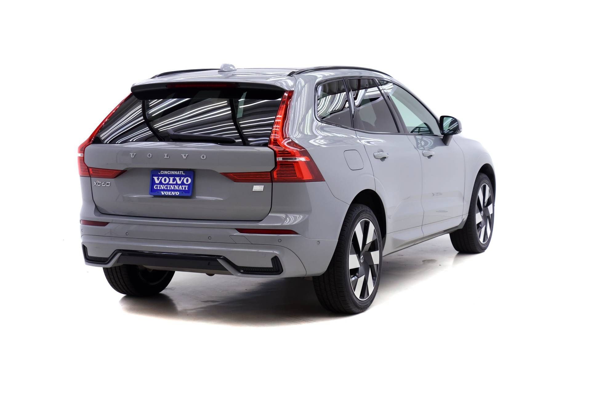 Certified 2024 Volvo XC60 T8 Plus w/ Climate Package AWD/4WD image 4
