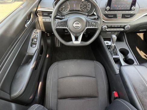 Used 2025 Nissan Altima 2.5 SV FWD image 9