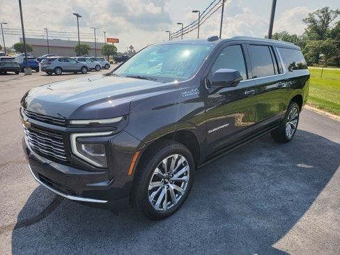 Used 2025 Chevrolet Suburban High Country AWD/4WD image 2