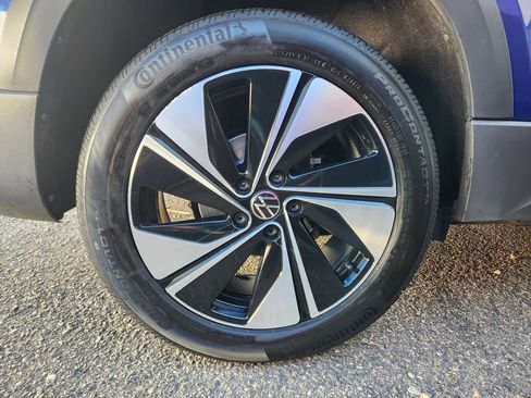 Certified 2024 Volkswagen Taos SE image 15