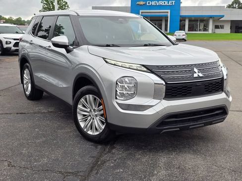 Used 2024 Mitsubishi Outlander ES FWD image 2