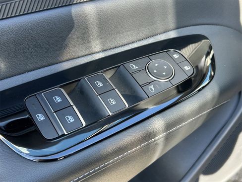 Certified 2025 Nissan Murano SV image 29