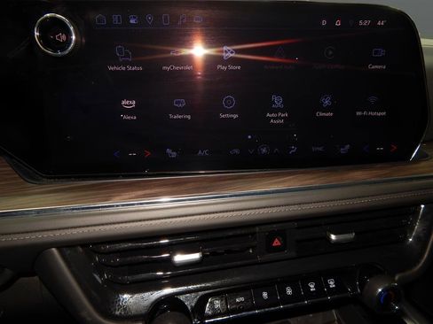 Used 2025 Chevrolet Suburban Z71 image 28