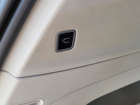 Used 2024 Chrysler Pacifica Touring-L FWD image 14
