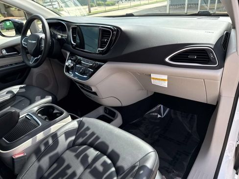 Used 2024 Chrysler Pacifica Touring-L FWD image 13