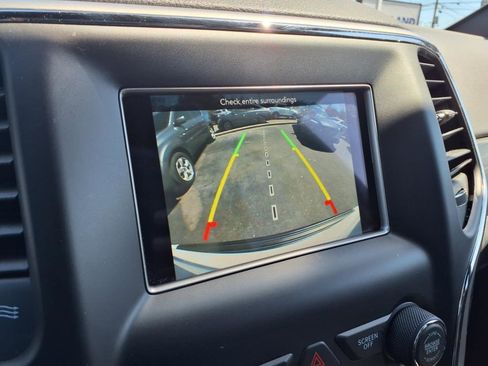 Used 2021 Jeep Grand Cherokee Laredo image 12