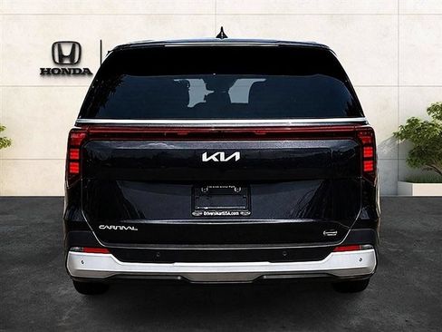 Used 2025 Kia Carnival FWD image 8