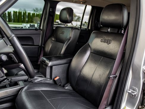 Used 2012 Jeep Liberty Limited Jet w/ Exterior Appearance Group RWD image 19