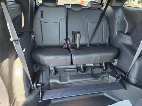 Used 2025 Toyota Sienna XSE w/ XSE Plus Package FWD image 25