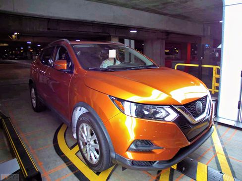 Used 2020 Nissan Rogue Sport SV image 2