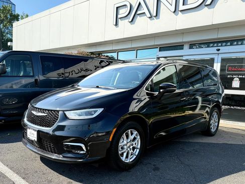 Used 2022 Chrysler Pacifica Touring-L FWD image 3