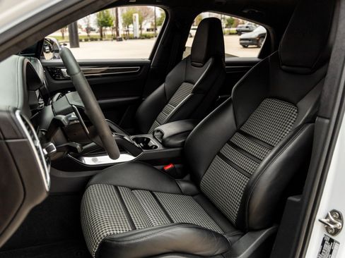 Certified 2020 Porsche Cayenne Turbo image 5