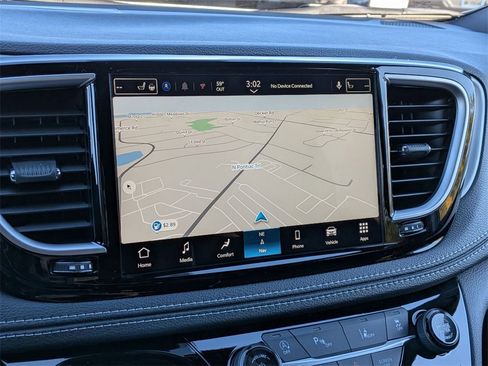 New 2026 Chrysler Pacifica Limited w/ Trailer Tow Group image 24